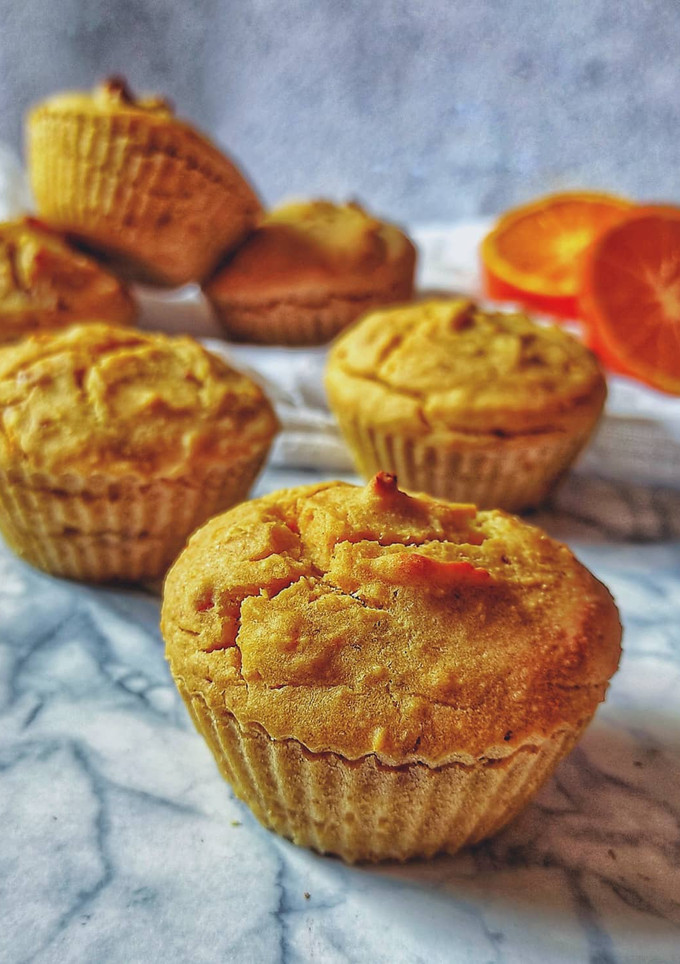 Una foto de Magdalenas de yogur y naranja sin gluten y veganas