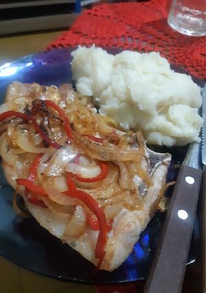 Una foto de Chuletas de cerdo encebollado