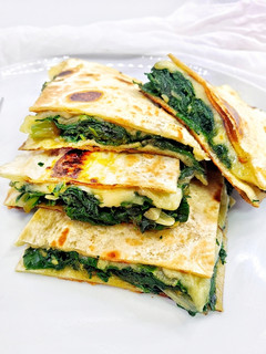 Una foto de Quesadillas de acelga con queso fundido