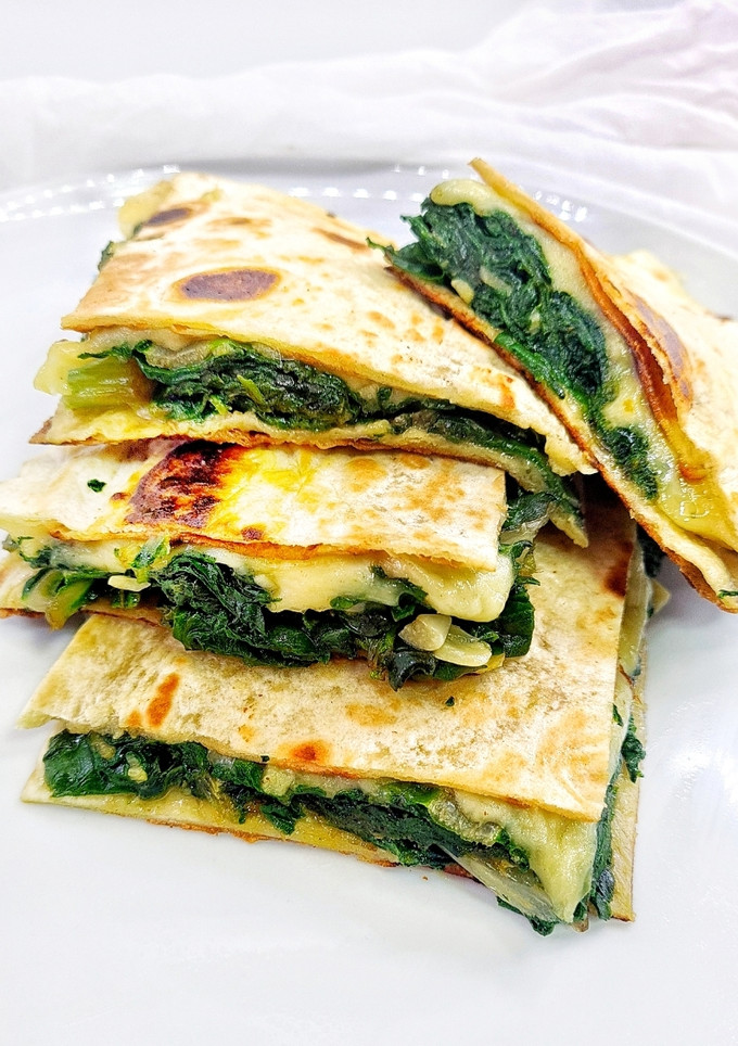 Una foto de Quesadillas de acelga con queso fundido