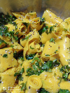 ખાંડવી (Khandvi Recipe in Gujarati) રેસીપી મુખ્ય ફોટો