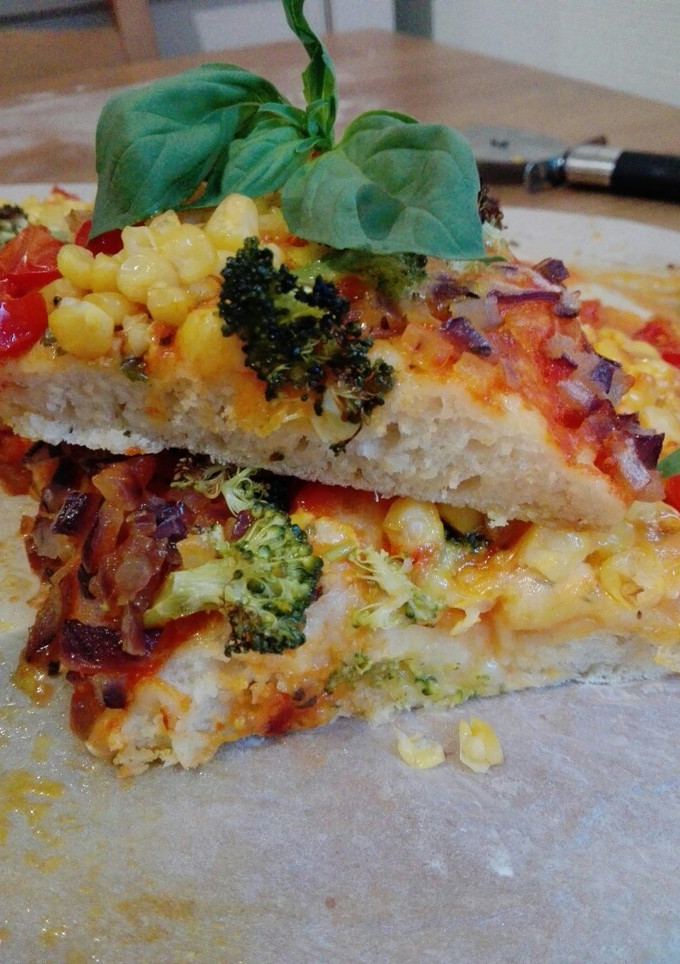 Una foto de Pizza arcoiris vegana