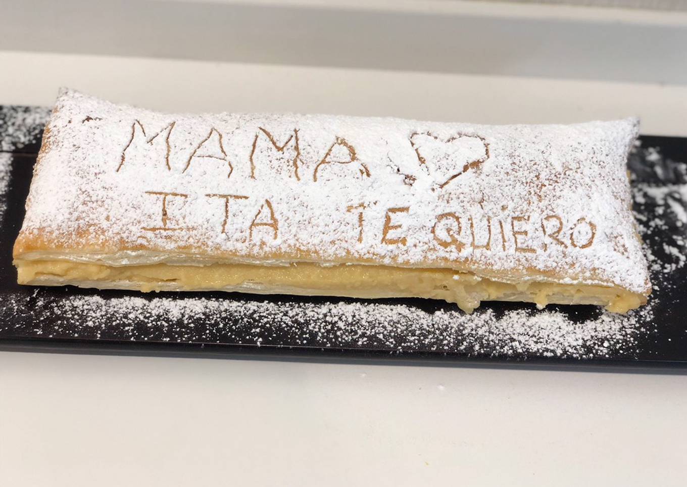 Postre día de la madre con dedicatoria de hijos y nietos (milhojas de crema pastelera)