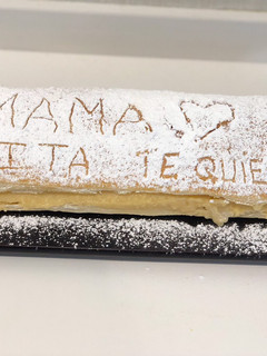 Una foto de Postre día de la madre con dedicatoria de hijos y nietos (milhojas de crema pastelera)