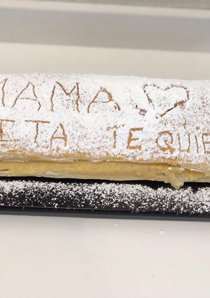 Una foto de Postre día de la madre con dedicatoria de hijos y nietos (milhojas de crema pastelera)