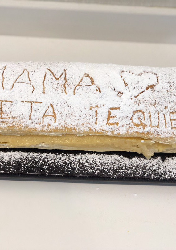 Una foto de Postre día de la madre con dedicatoria de hijos y nietos (milhojas de crema pastelera)