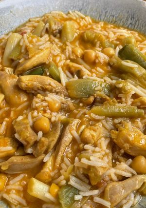 Una foto de Curry de pollo, garbanzos y ajetes