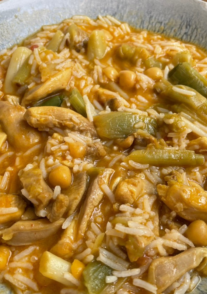 Una foto de Curry de pollo, garbanzos y ajetes