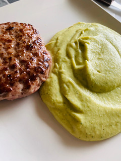 Una foto de Hummus de calabacín y la mejor hamburguesa de ternera de mi pueblo😉🍴
