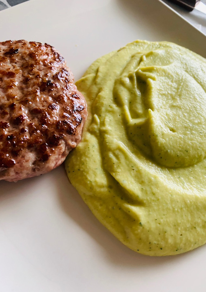 Una foto de Hummus de calabacín y la mejor hamburguesa de ternera de mi pueblo😉🍴