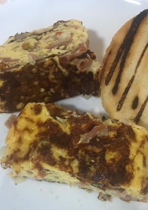 Una foto de Omelette japonés con tocineta