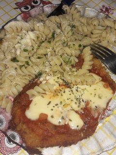 Una foto de Milanesa napolitana con fideos al pesto😋