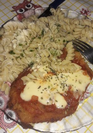 Una foto de Milanesa napolitana con fideos al pesto😋