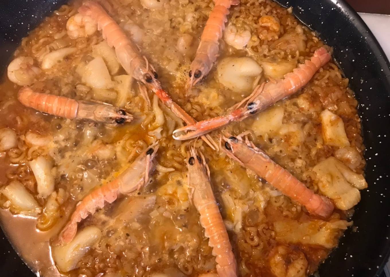 Fideuà de sepia, cigalitas y gambas peladas