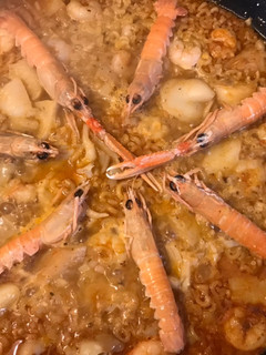 Una foto de Fideuà de sepia, cigalitas y gambas peladas