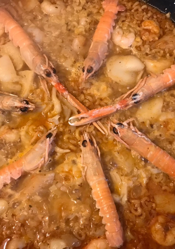 Una foto de Fideuà de sepia, cigalitas y gambas peladas