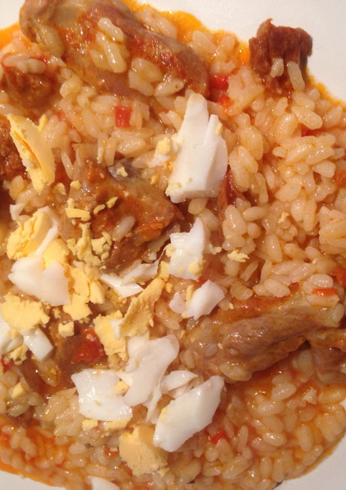 Una foto de Arroz con chorizo y costilla