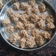 A picture of Sesame ladoos.