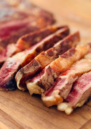 Hình của món Sườn Bò Ủ Áp Chảo Gang.