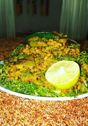 खिचडी (khichadi recipe in marathi) रेसिपी चे मुख्य फोटो