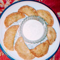 A picture of Half moon chicken samosa.