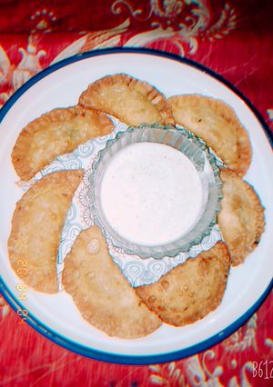 A picture of Half moon chicken samosa.