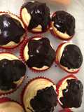 Cupcakes rellenos de crema pastelera y cubiertos de chocolate