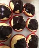 Cupcakes rellenos de crema pastelera y cubiertos de chocolate