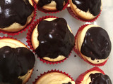 Cupcakes rellenos de crema pastelera y cubiertos de chocolate