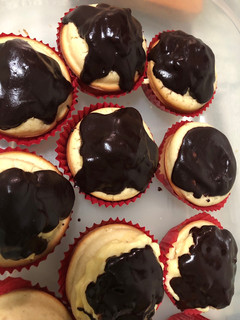 Una foto de Cupcakes rellenos de crema pastelera y cubiertos de chocolate