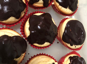 Una foto de Cupcakes rellenos de crema pastelera y cubiertos de chocolate