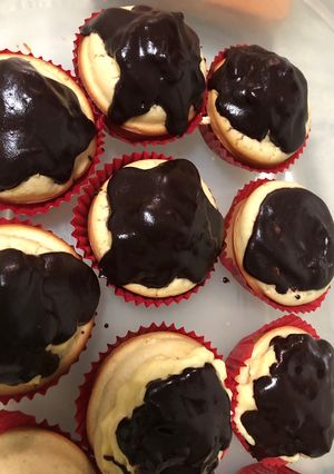 Una foto de Cupcakes rellenos de crema pastelera y cubiertos de chocolate