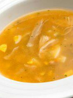 Foto principal de Caldo de pollo con estrellitas y huevo