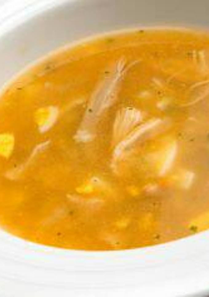 Una foto de Caldo de pollo con estrellitas y huevo