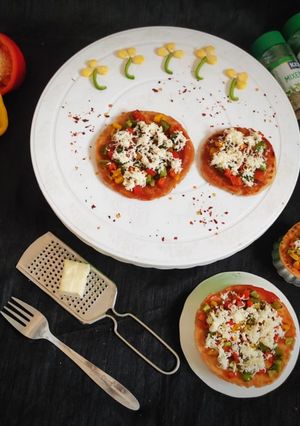 ભાખરી પીઝા (Bhakhri Pizza Recipe In Gujarati) રેસીપી મુખ્ય ફોટો