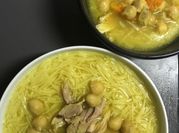 Una foto de sopa de fideos