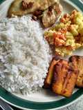 Pollo al ajillo con arroz, ensalada y tajada