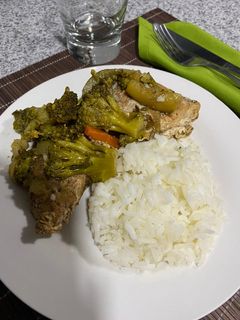 Una foto de Pollo con verduras