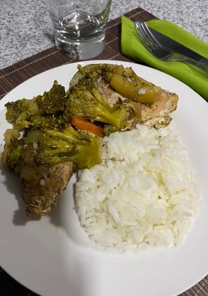 Una foto de Pollo con verduras