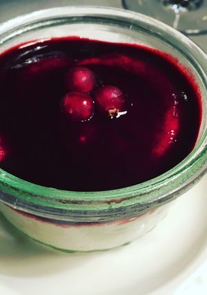 Una foto de Nougat Glacé avec Coulis Fruits Rouges "rústico"