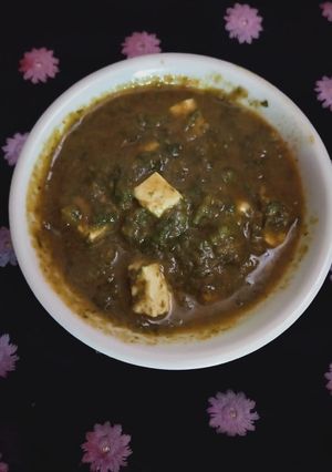 A picture of Palak paneer.