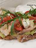 Tartines dînatoires à la truite fumée, guacamole et roquette