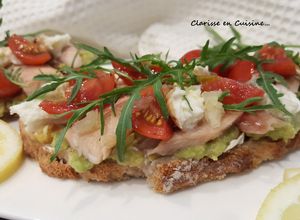 Une photo de Tartines dînatoires à la truite fumée, guacamole et roquette