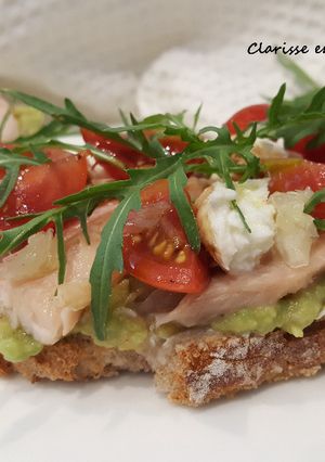 Une photo de Tartines dînatoires à la truite fumée, guacamole et roquette