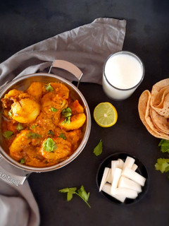 ભરેલા બટાકા નું શાક (Bharela bateta recipe in Gujarati) રેસીપી મુખ્ય ફોટો