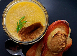 Фото Паштет из печени с яйцом и гренками.