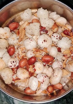 फलाहारी नमकीन (falahari namkeen recipe in Hindi) रेसिपी मुख्य फोटो