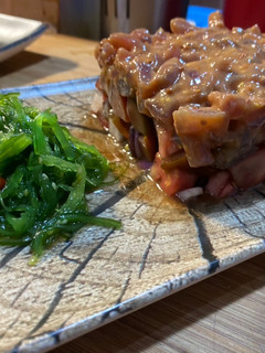 Una foto de Tartar de atún con algas wakame