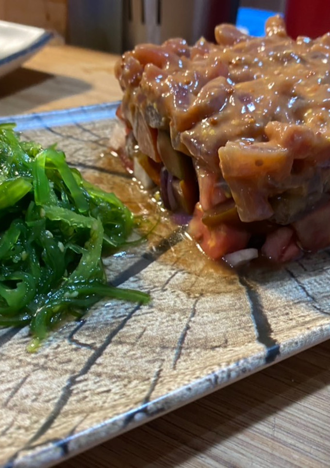 Una foto de Tartar de atún con algas wakame