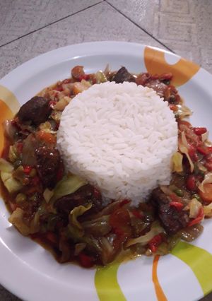A picture of White rice n liver vegetable source.